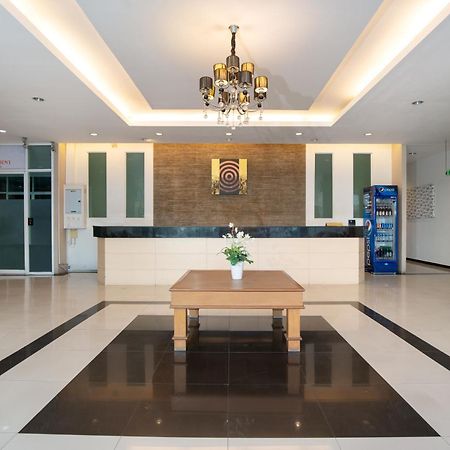 Leenova Place Бангкок Экстерьер фото